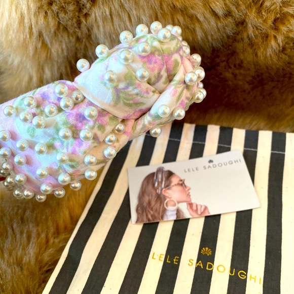 LoveShackFancy x Lele Sadoughi Pearl Knotted Floral Headband - Picture 3 of 8